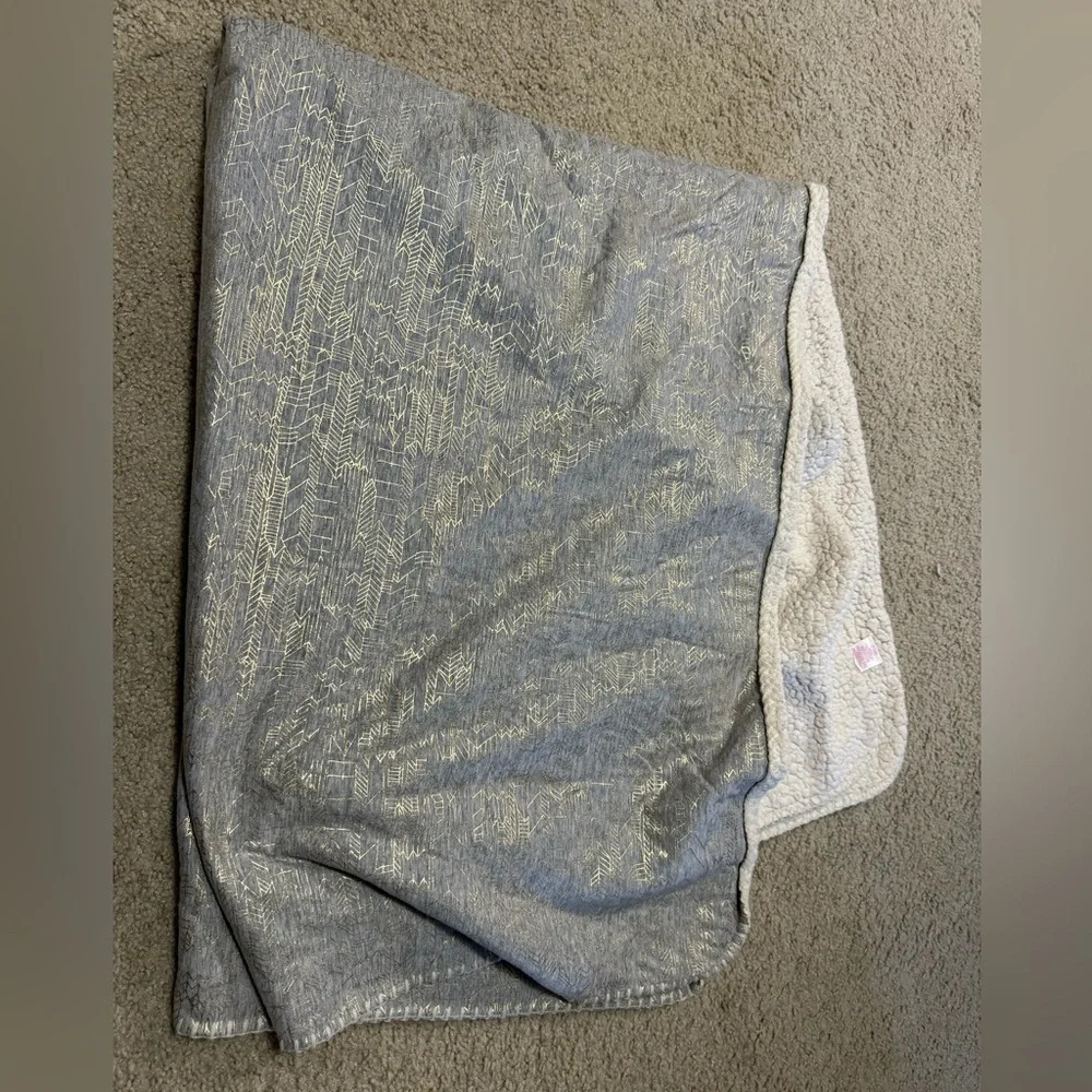 Grey and gold‎ fleece blanket